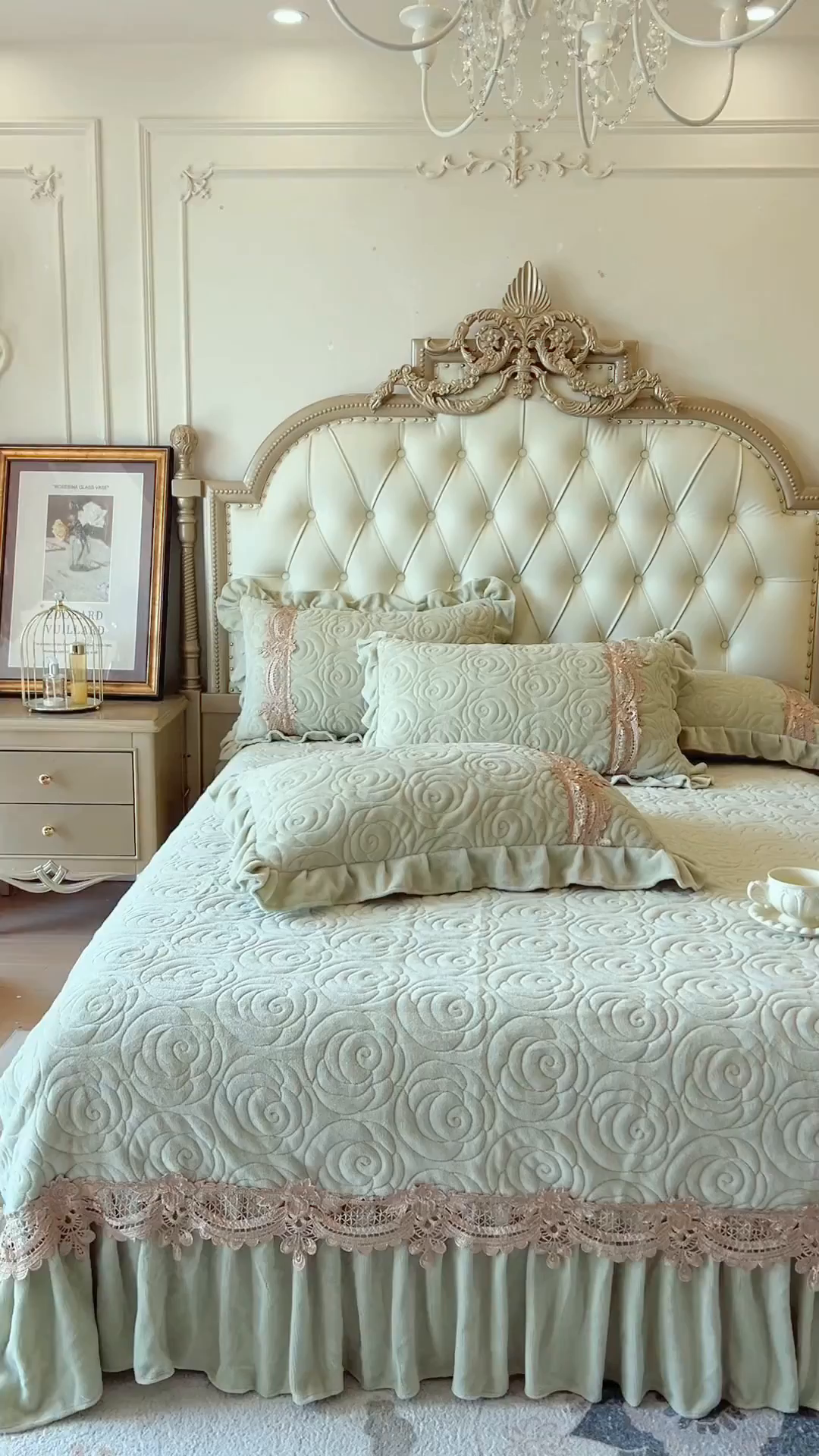 91家纺网 家纺一手货源 找家纺 恋尚 2025新款雕花牛奶绒罗曼蒂克系列床盖床裙三件套（控价145） 罗曼蒂克-香草绿