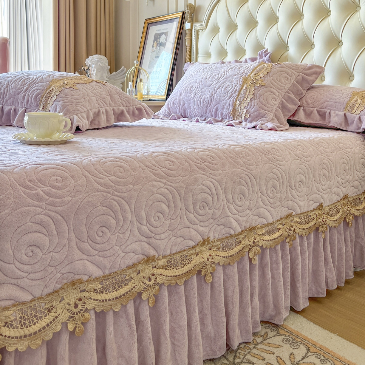 91家纺网 家纺一手货源 找家纺 恋尚 2025新款雕花牛奶绒罗曼蒂克系列床盖床裙三件套（控价145） 罗曼蒂克-香芋紫