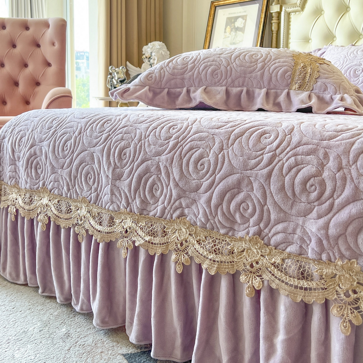91家纺网 家纺一手货源 找家纺 恋尚 2025新款雕花牛奶绒罗曼蒂克系列床盖床裙三件套（控价145） 罗曼蒂克-香芋紫