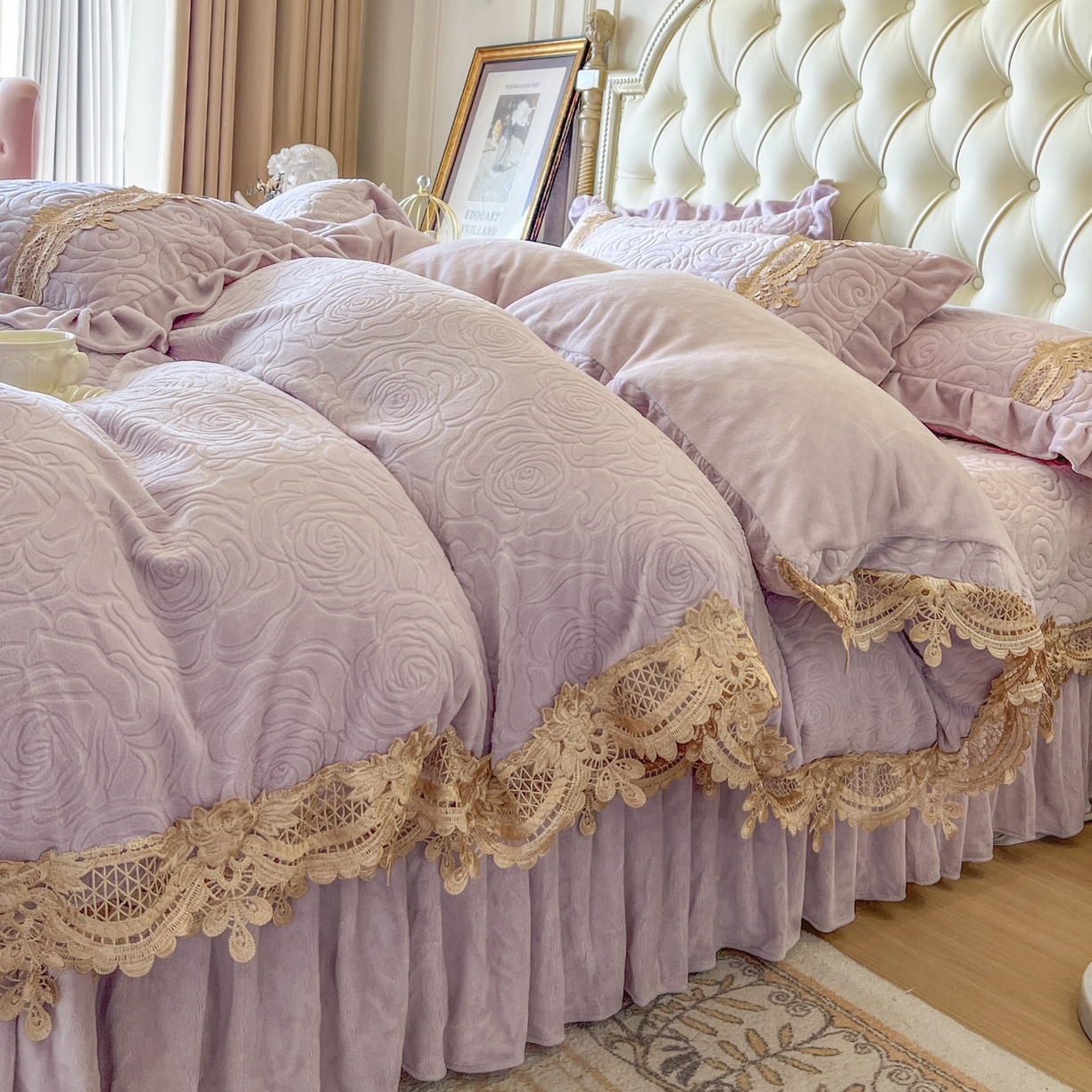 91家纺网 家纺一手货源 找家纺 恋尚 2025新款雕花牛奶绒罗曼蒂克系列床盖床裙三件套（控价145） 罗曼蒂克-香芋紫