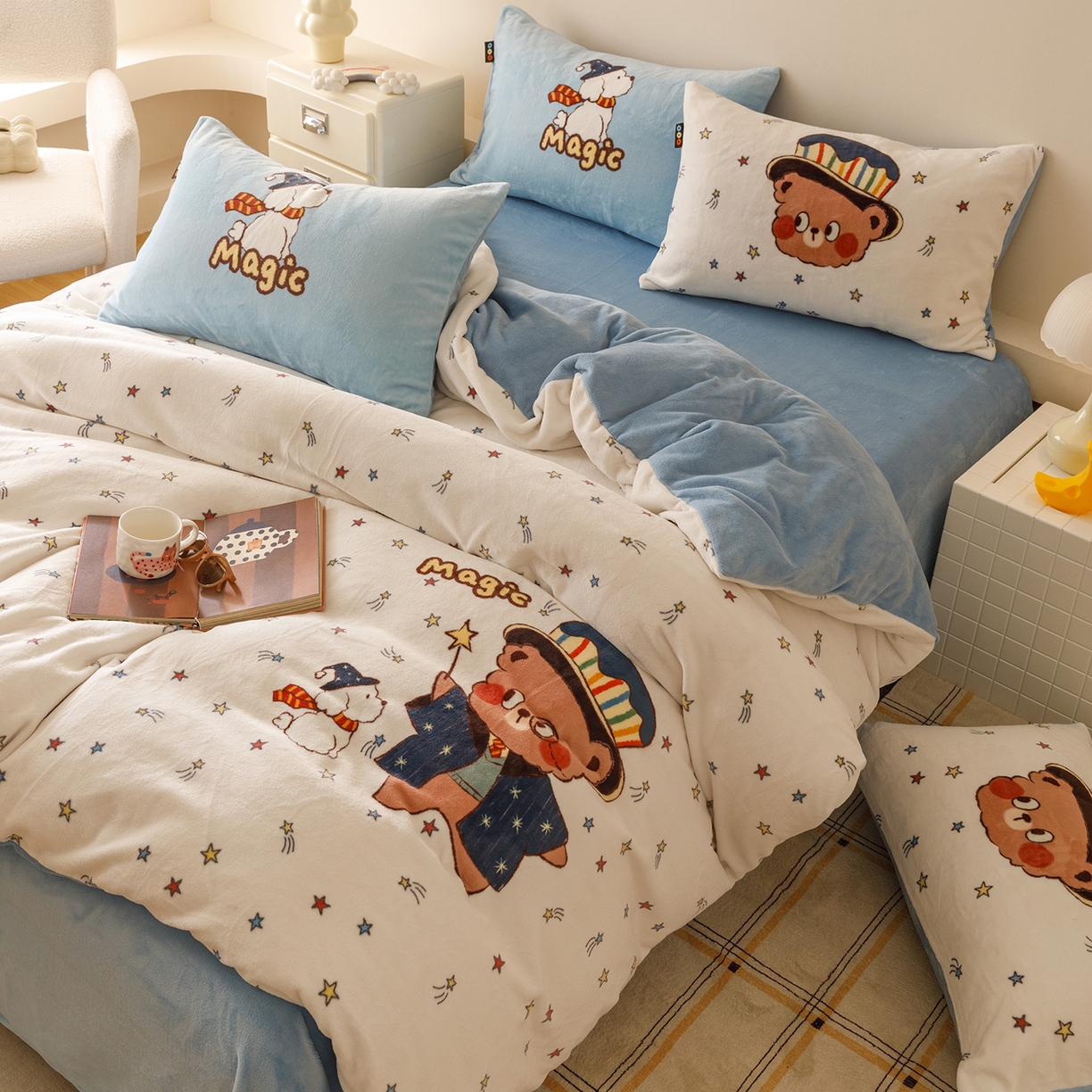 91家纺网 家纺一手货源 找家纺 RYB红黄兰 2025新款设计师原创牛奶绒大版数码印花四件套 魔法小熊