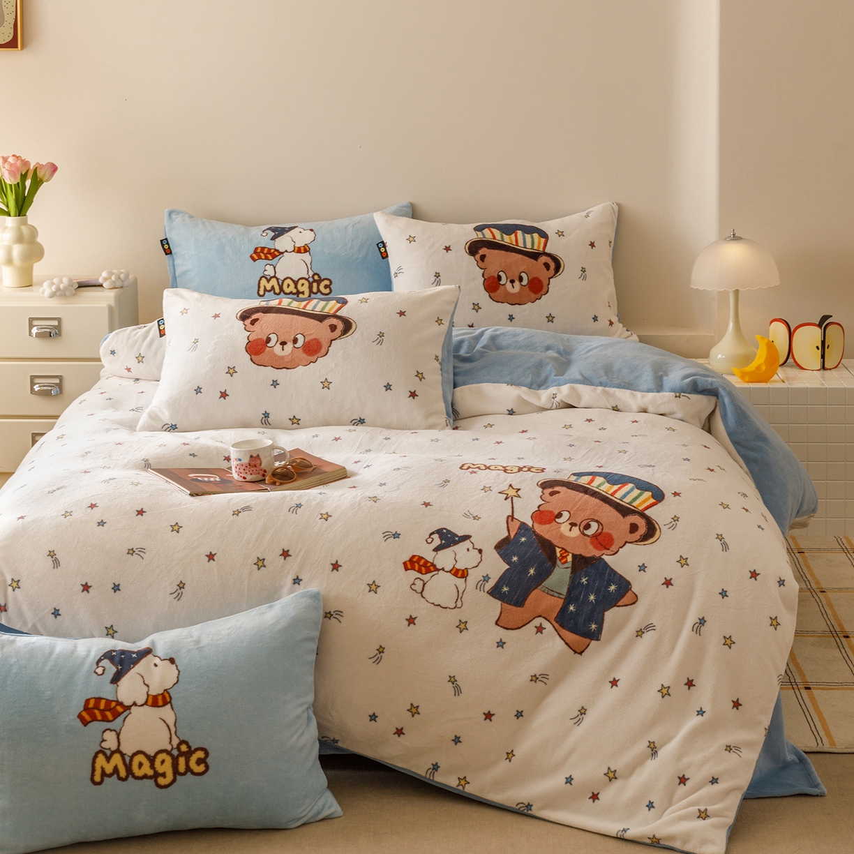 91家纺网 家纺一手货源 找家纺 RYB红黄兰 2025新款设计师原创牛奶绒大版数码印花四件套 魔法小熊