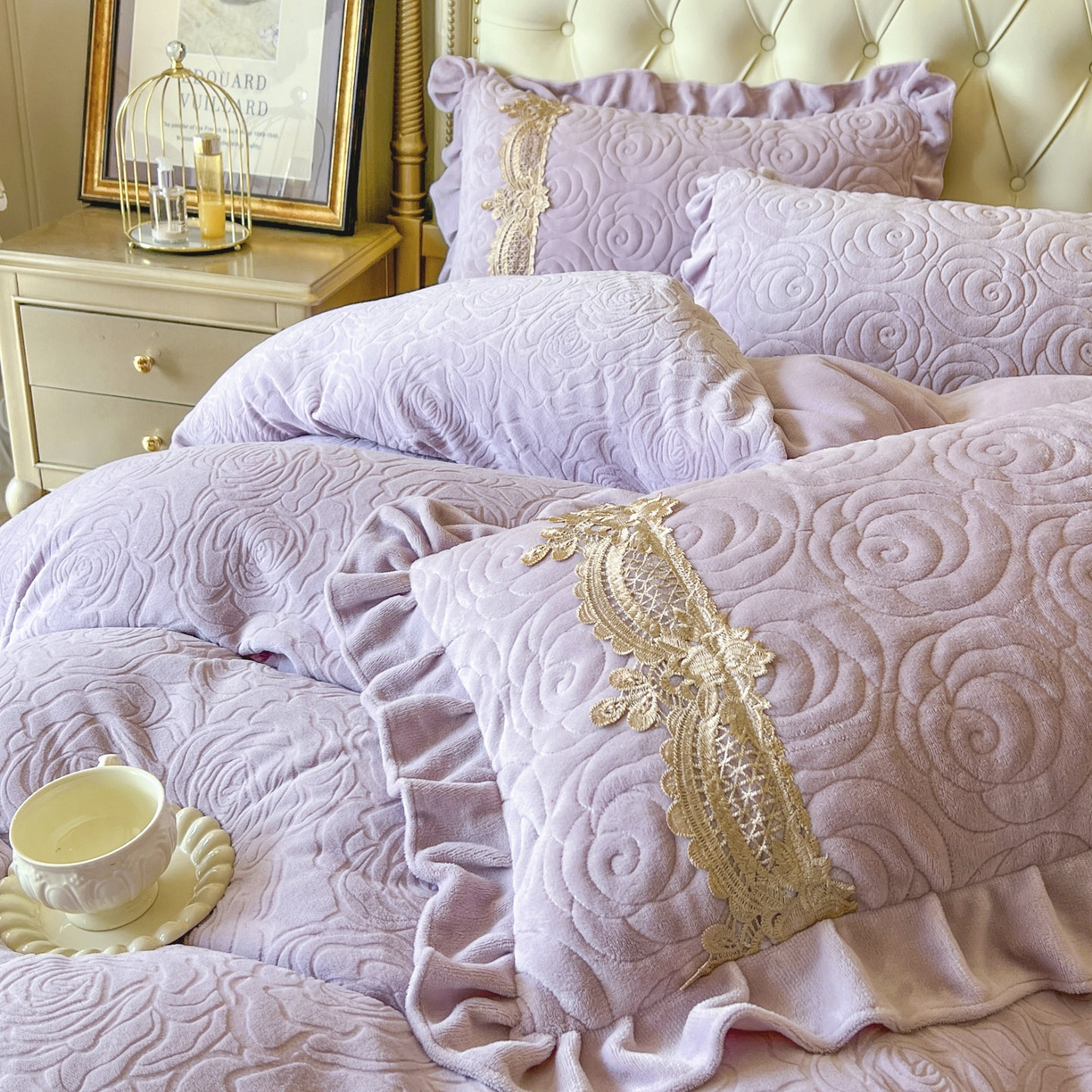 91家纺网 家纺一手货源 找家纺 恋尚 2025新款雕花牛奶绒罗曼蒂克系列床盖床裙三件套（控价145） 罗曼蒂克-香芋紫