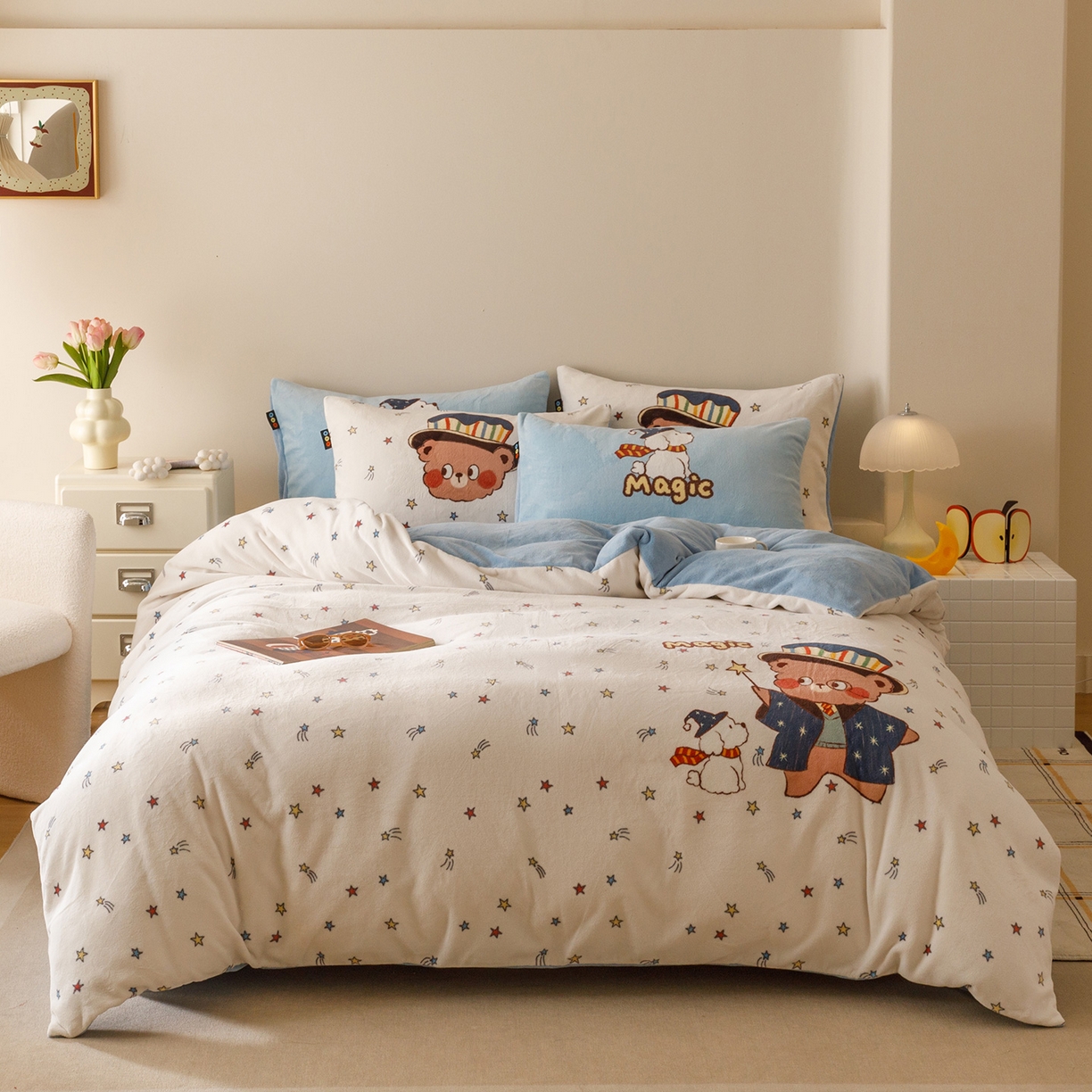 91家纺网 家纺一手货源 找家纺 RYB红黄兰 2025新款设计师原创牛奶绒大版数码印花四件套 魔法小熊