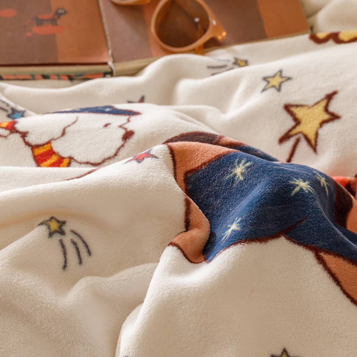 91家纺网 家纺一手货源 找家纺 RYB红黄兰 2025新款设计师原创牛奶绒大版数码印花四件套 魔法小熊