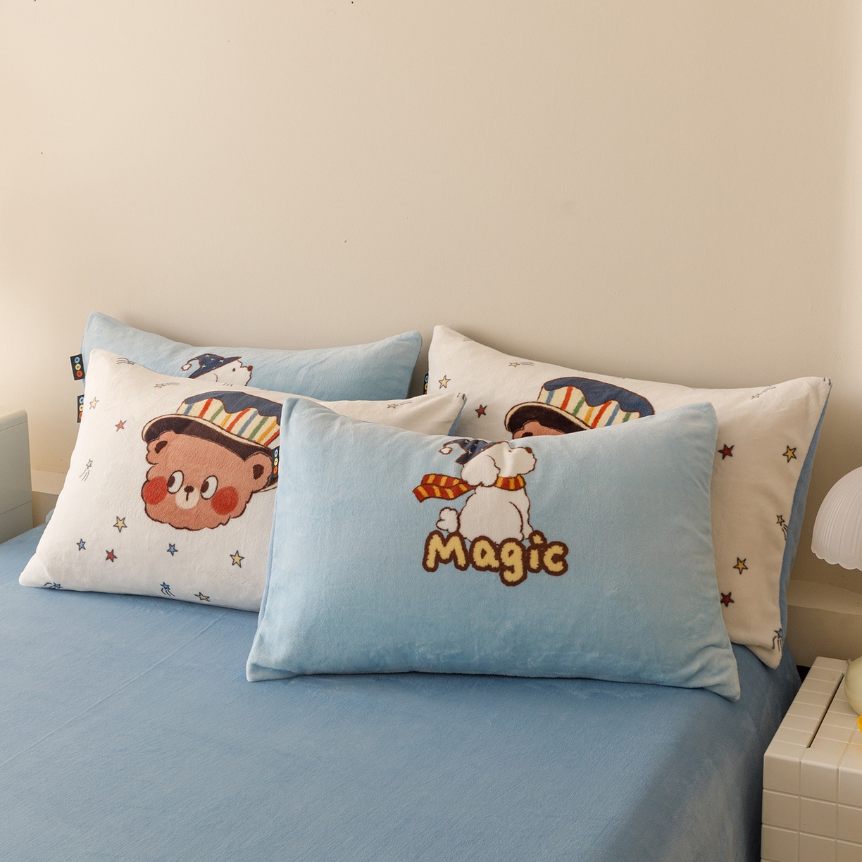 91家纺网 家纺一手货源 找家纺 RYB红黄兰 2025新款设计师原创牛奶绒大版数码印花四件套 魔法小熊