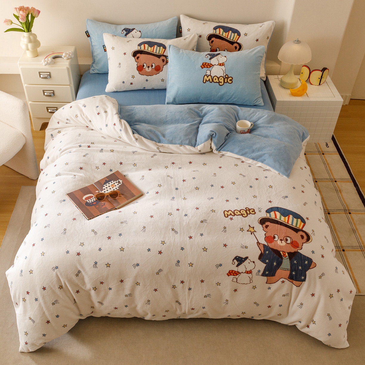 91家纺网 家纺一手货源 找家纺 RYB红黄兰 2025新款设计师原创牛奶绒大版数码印花四件套 魔法小熊