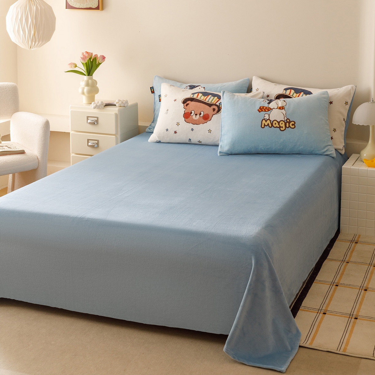 91家纺网 家纺一手货源 找家纺 RYB红黄兰 2025新款设计师原创牛奶绒大版数码印花四件套 魔法小熊