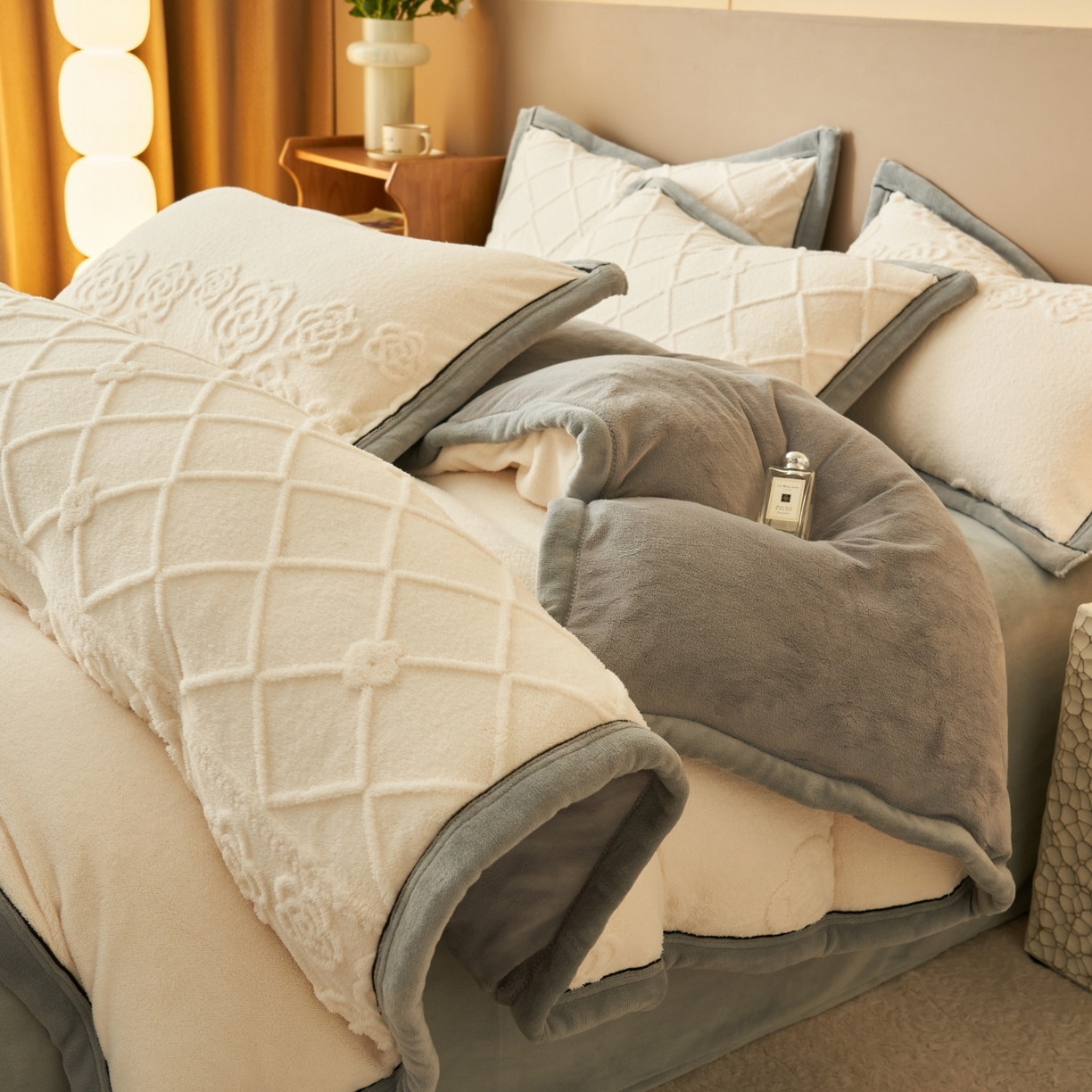 91家纺网 家纺一手货源 找家纺 金鹰 2025新款提花绒牛奶绒四件套 香奈花园-奶白