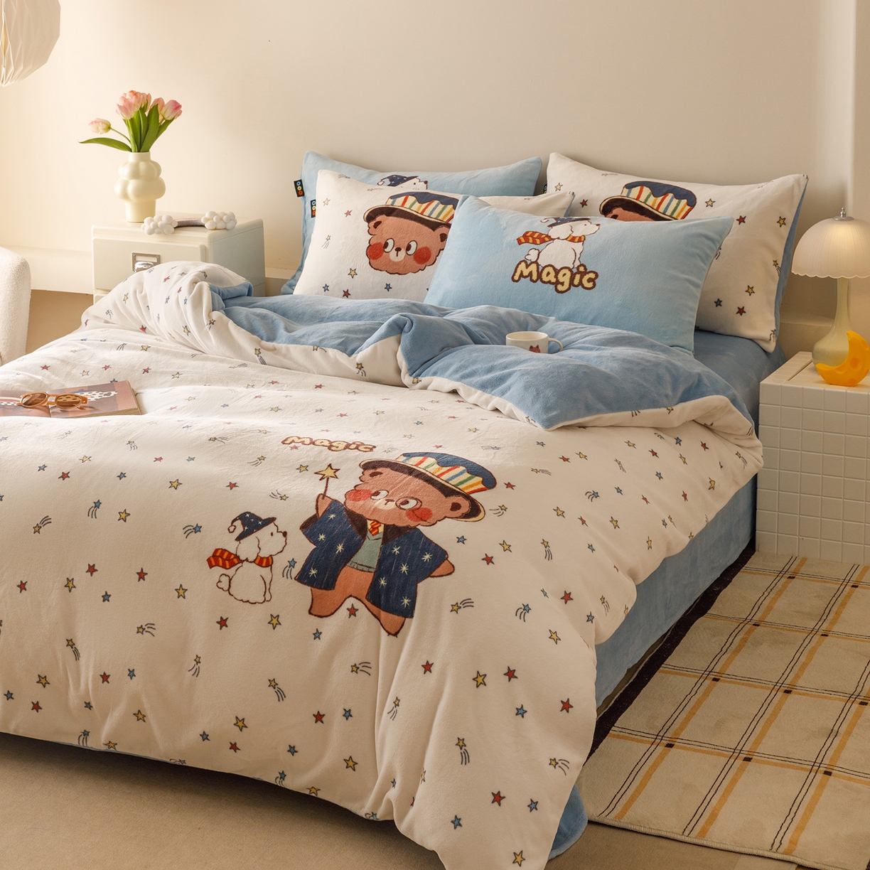 91家纺网 家纺一手货源 找家纺 RYB红黄兰 2025新款设计师原创牛奶绒大版数码印花四件套 魔法小熊