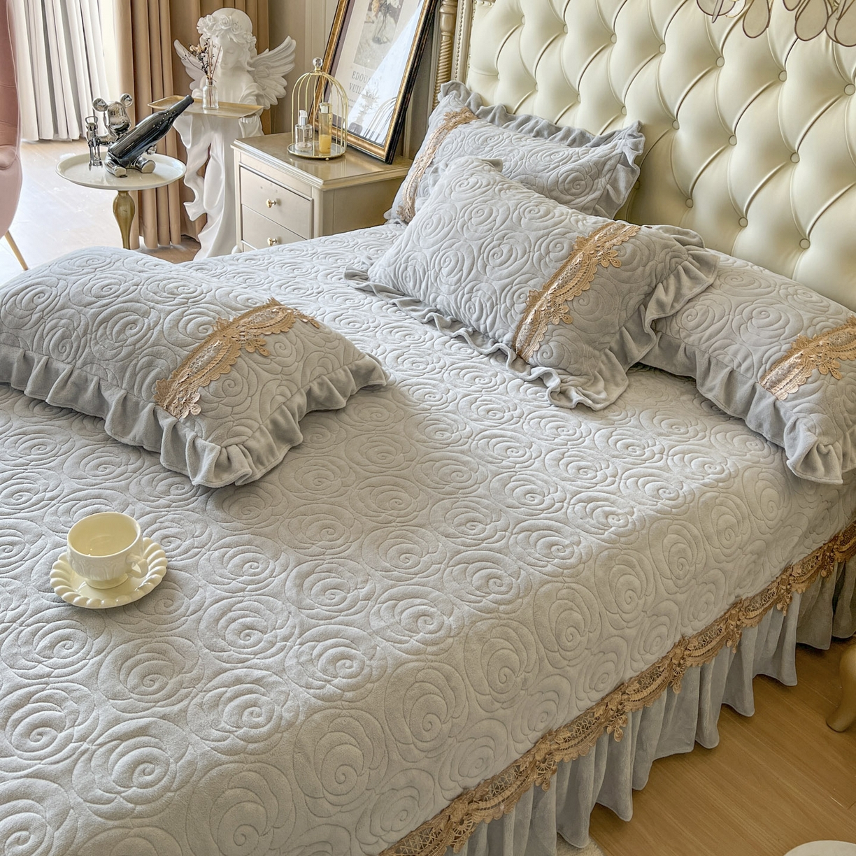 91家纺网 家纺一手货源 找家纺 恋尚 2025新款雕花牛奶绒罗曼蒂克系列床盖床裙三件套（控价145） 罗曼蒂克-椰蓉灰