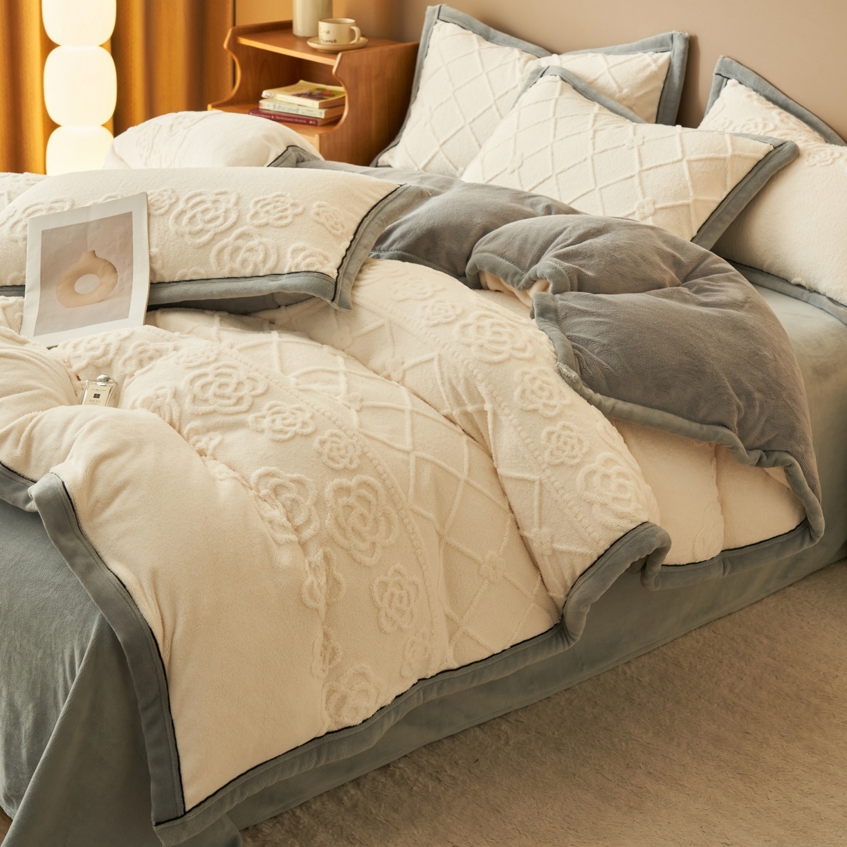 91家纺网 家纺一手货源 找家纺 金鹰 2025新款提花绒牛奶绒四件套 香奈花园-奶白