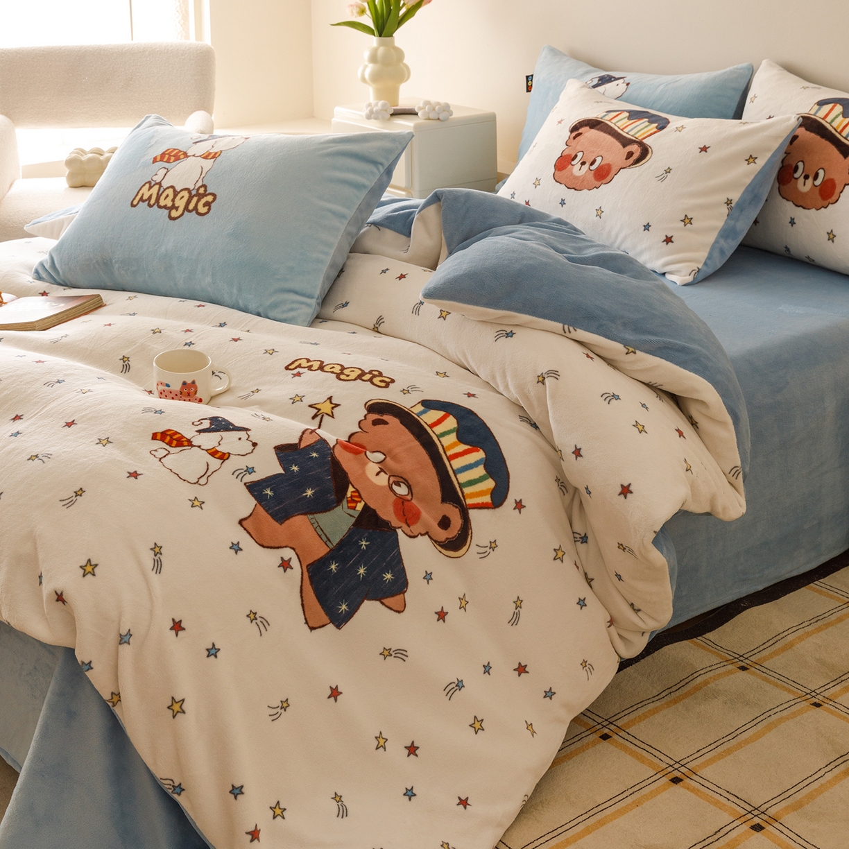 91家纺网 家纺一手货源 找家纺 RYB红黄兰 2025新款设计师原创牛奶绒大版数码印花四件套 魔法小熊