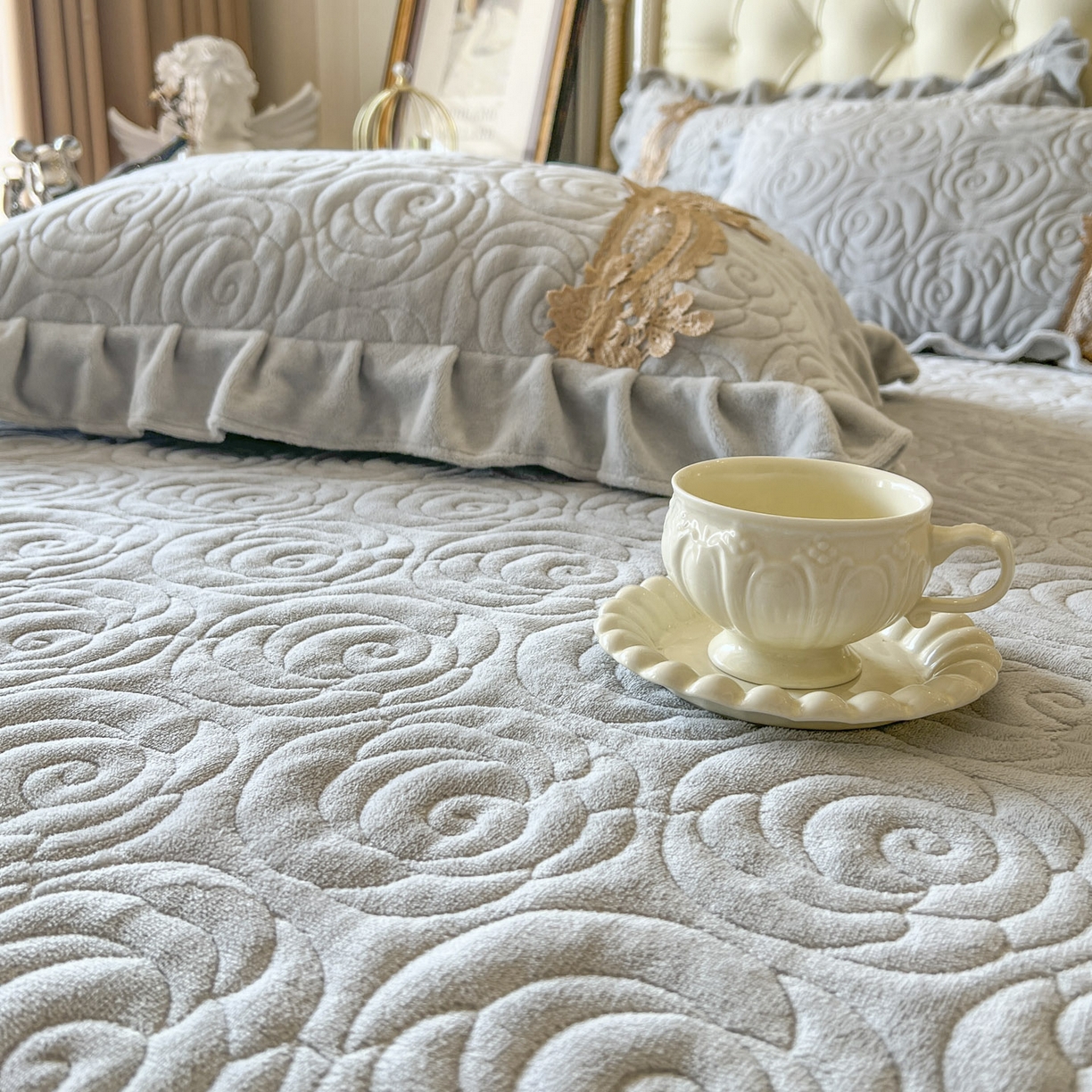 91家纺网 家纺一手货源 找家纺 恋尚 2025新款雕花牛奶绒罗曼蒂克系列床盖床裙三件套（控价145） 罗曼蒂克-椰蓉灰