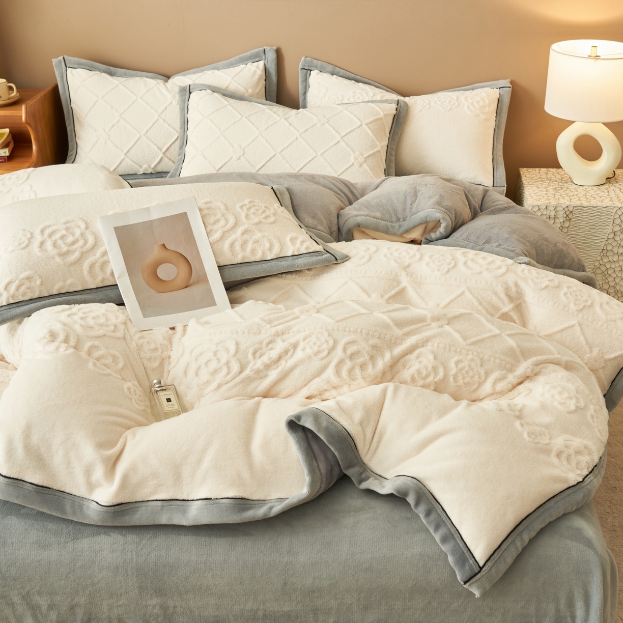 91家纺网 家纺一手货源 找家纺 金鹰 2025新款提花绒牛奶绒四件套 香奈花园-奶白