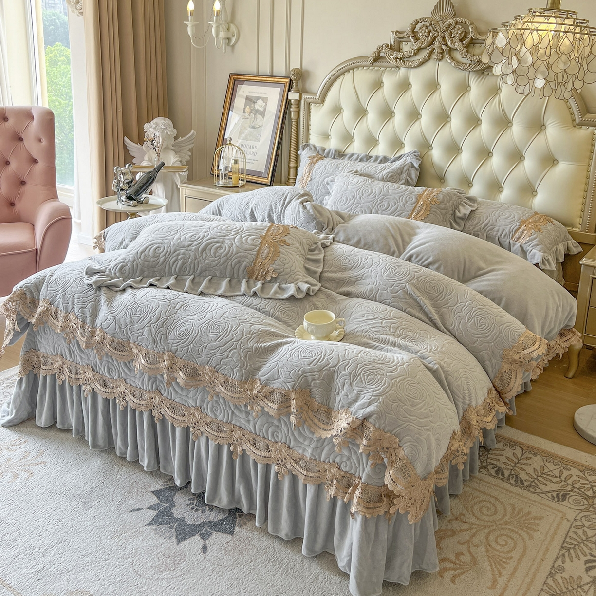 91家纺网 家纺一手货源 找家纺 恋尚 2025新款雕花牛奶绒罗曼蒂克系列床盖床裙三件套（控价145） 罗曼蒂克-椰蓉灰