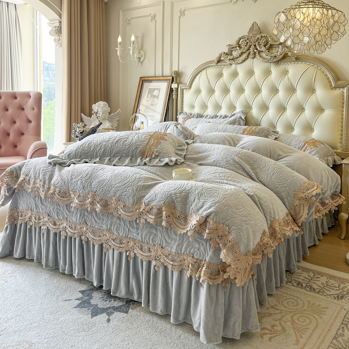 91家纺网 家纺一手货源 找家纺 恋尚 2025新款雕花牛奶绒罗曼蒂克系列床盖床裙三件套（控价145） 罗曼蒂克-椰蓉灰