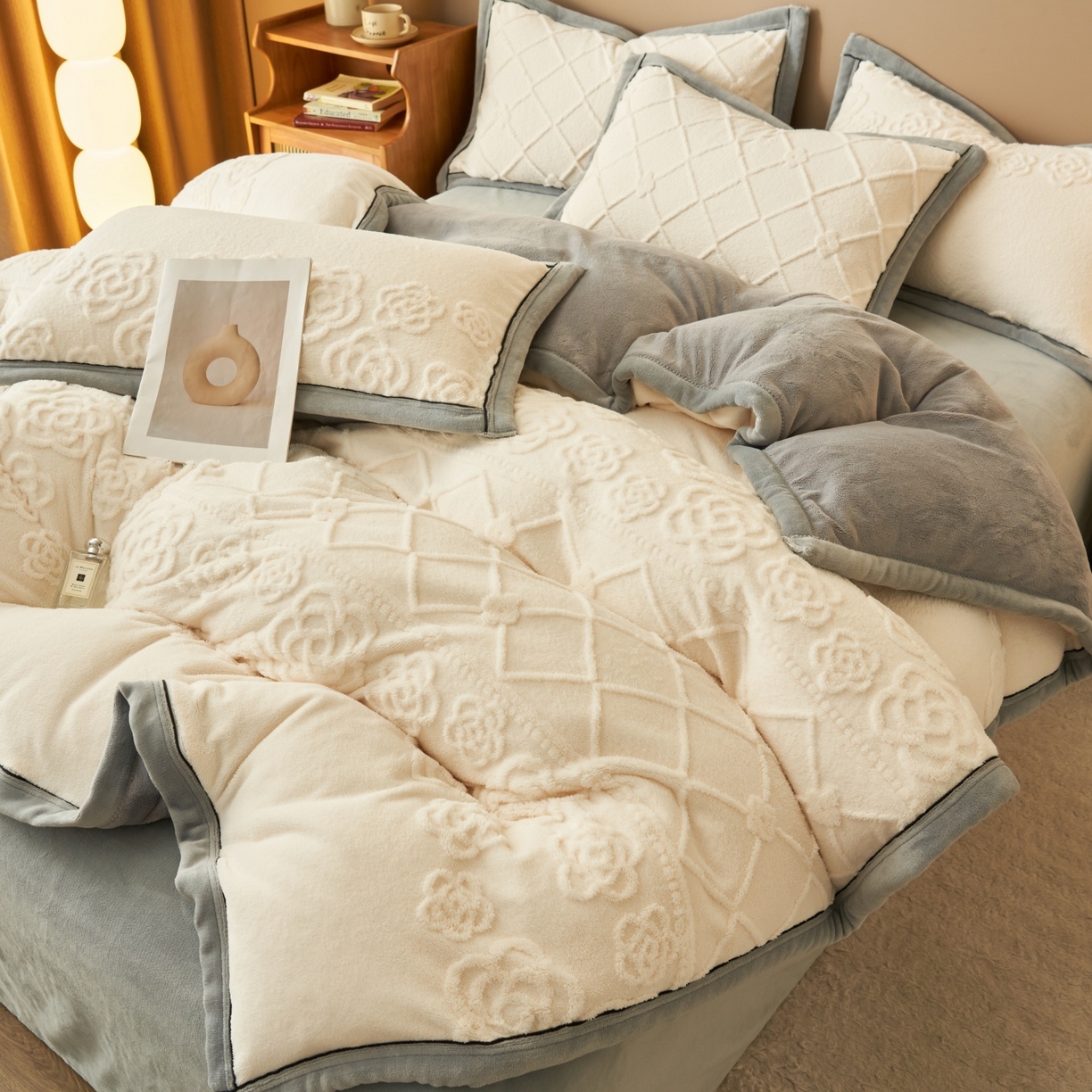 91家纺网 家纺一手货源 找家纺 金鹰 2025新款提花绒牛奶绒四件套 香奈花园-奶白