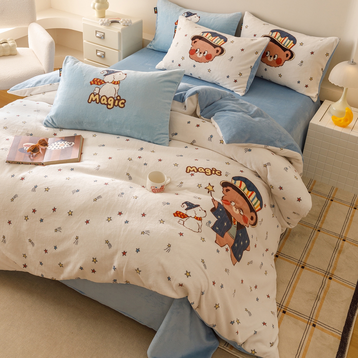 91家纺网 家纺一手货源 找家纺 RYB红黄兰 2025新款设计师原创牛奶绒大版数码印花四件套 魔法小熊