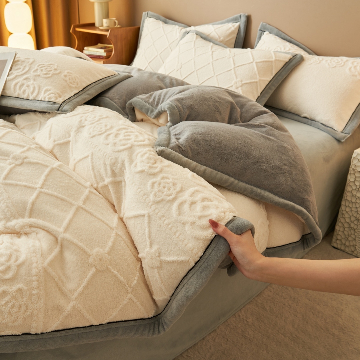 91家纺网 家纺一手货源 找家纺 金鹰 2025新款提花绒牛奶绒四件套 香奈花园-奶白