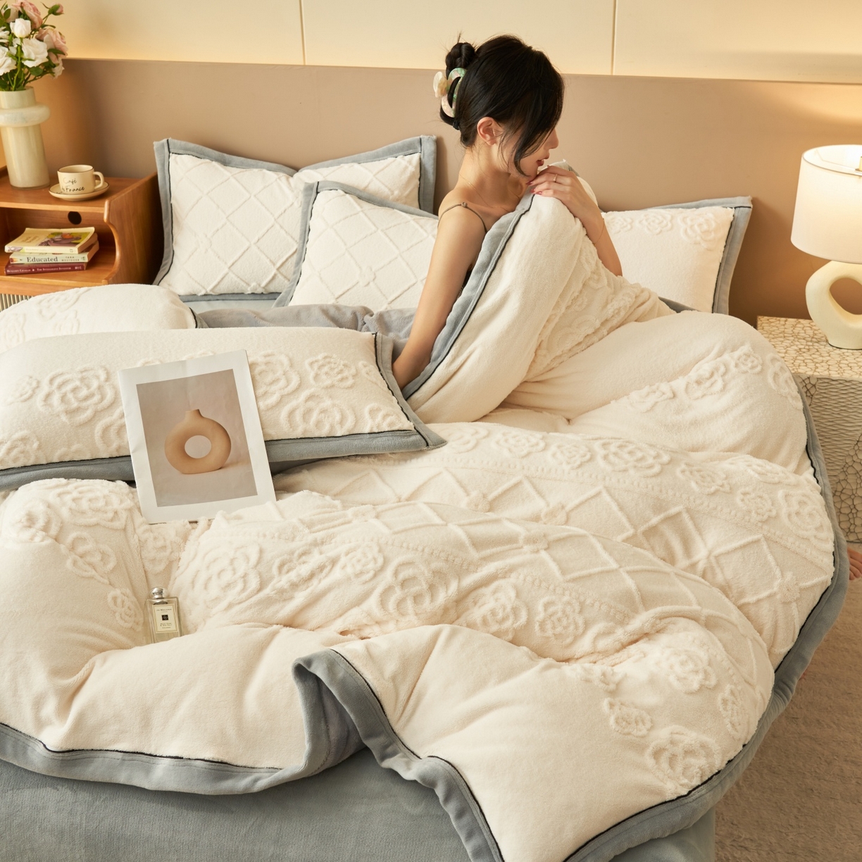 91家纺网 家纺一手货源 找家纺 金鹰 2025新款提花绒牛奶绒四件套 香奈花园-奶白