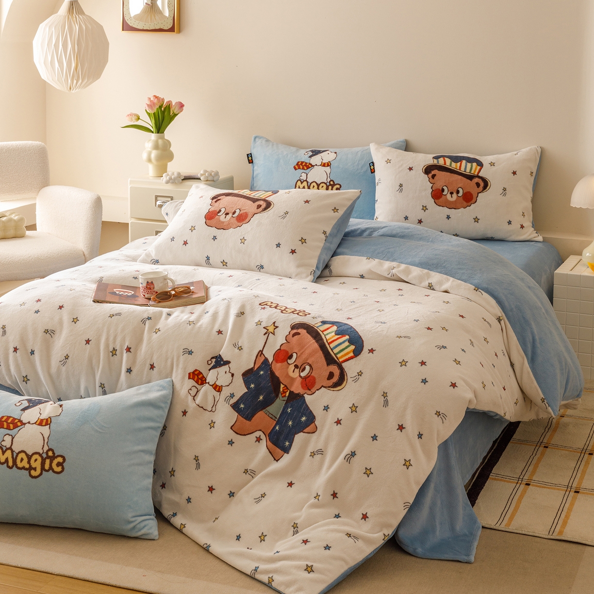 91家纺网 家纺一手货源 找家纺 RYB红黄兰 2025新款设计师原创牛奶绒大版数码印花四件套 魔法小熊