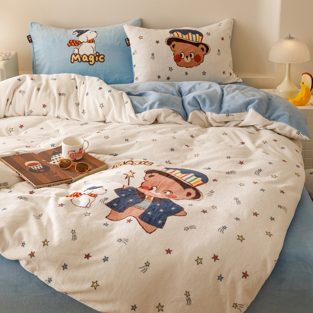 91家纺网 家纺一手货源 找家纺 RYB红黄兰 2025新款设计师原创牛奶绒大版数码印花四件套 魔法小熊