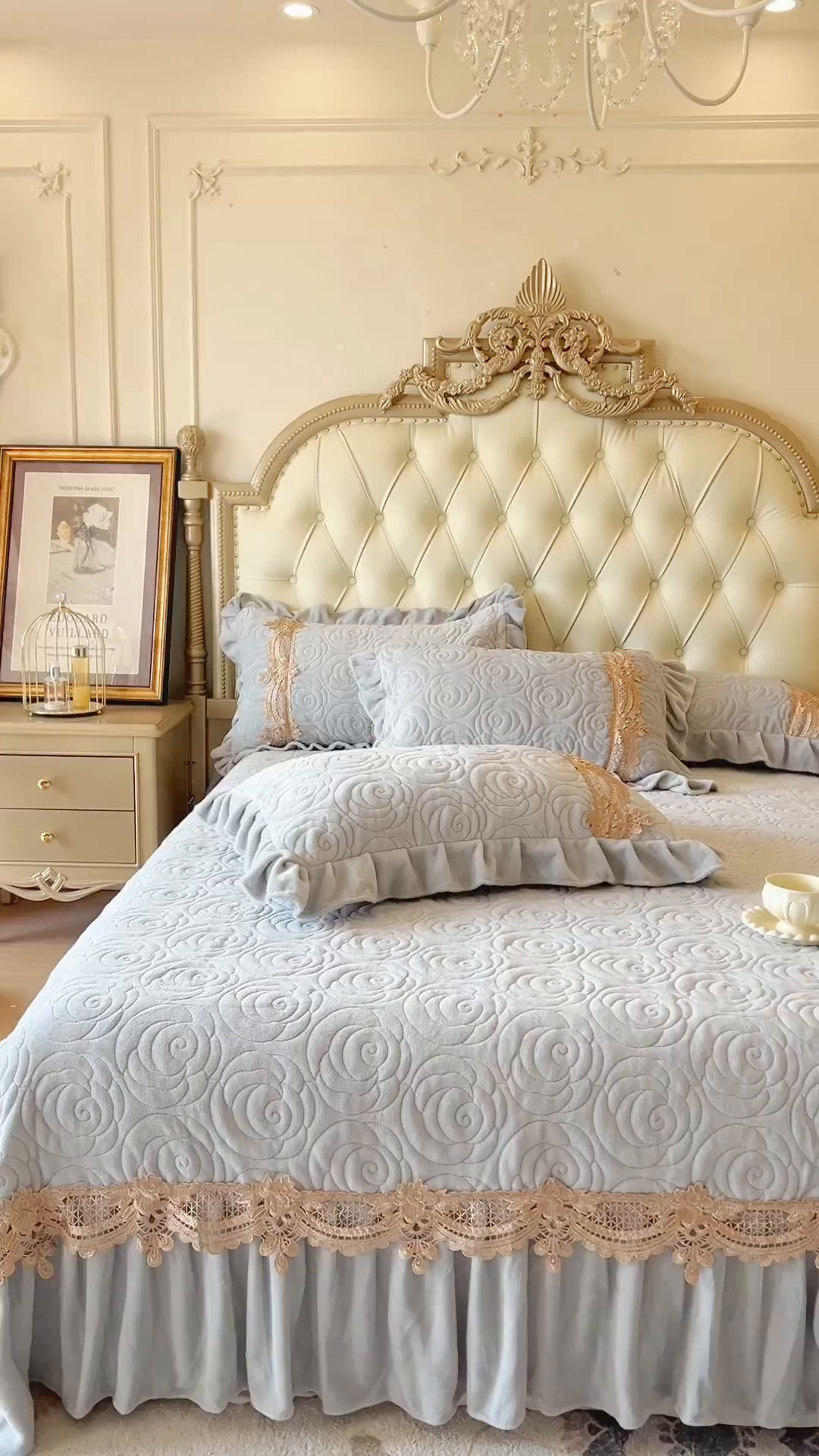 91家纺网 家纺一手货源 找家纺 恋尚 2025新款雕花牛奶绒罗曼蒂克系列床盖床裙三件套（控价145） 罗曼蒂克-椰蓉灰