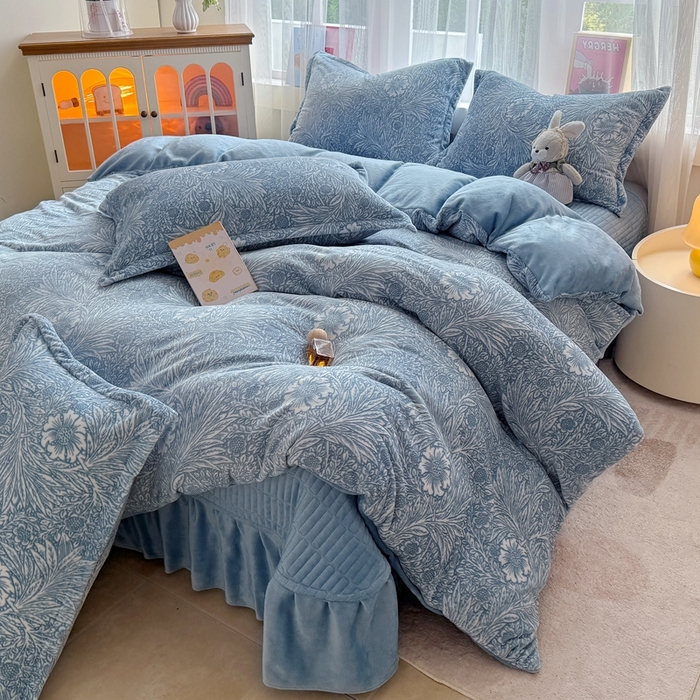 91家纺网 家纺一手货源 找家纺 （总）铠畅 2025新款牛奶绒碎花床单床盖四件套 花妖系列