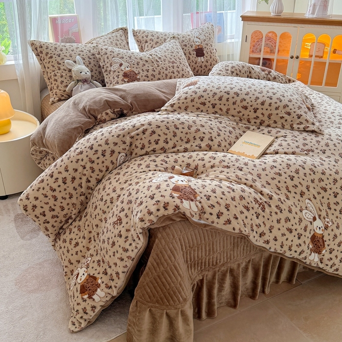 91家纺网 家纺一手货源 找家纺 （总）铠畅 2025新款牛奶绒碎花床单床盖四件套 花妖系列