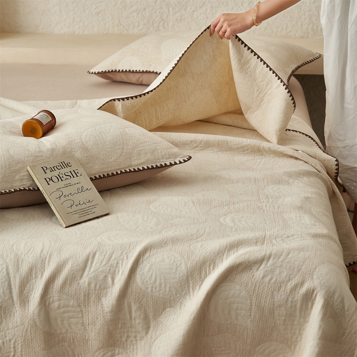 91家纺网 家纺一手货源 找家纺 金鹰 2025新款A类全棉棉麻毛多功能盖毯床盖床单 浪漫邂逅