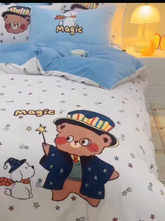 91家纺网 家纺一手货源 找家纺 RYB红黄兰 2025新款设计师原创牛奶绒大版数码印花四件套 魔法小熊