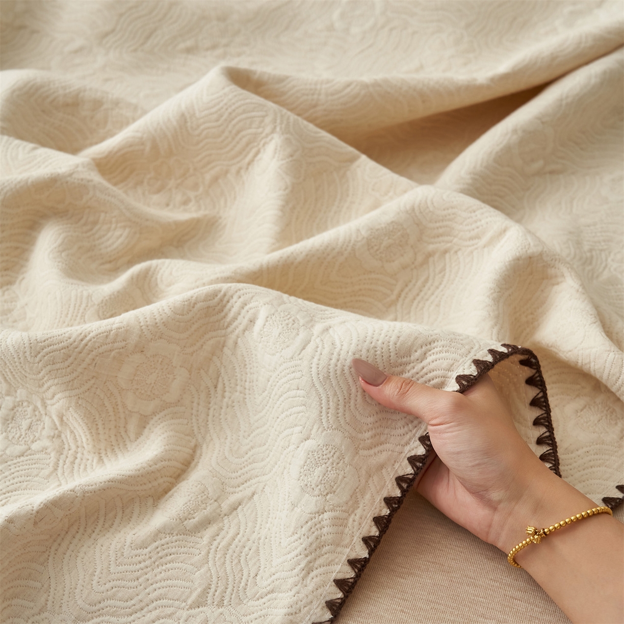 91家纺网 家纺一手货源 找家纺 金鹰 2025新款A类全棉棉麻毛多功能盖毯床盖床单 摩卡