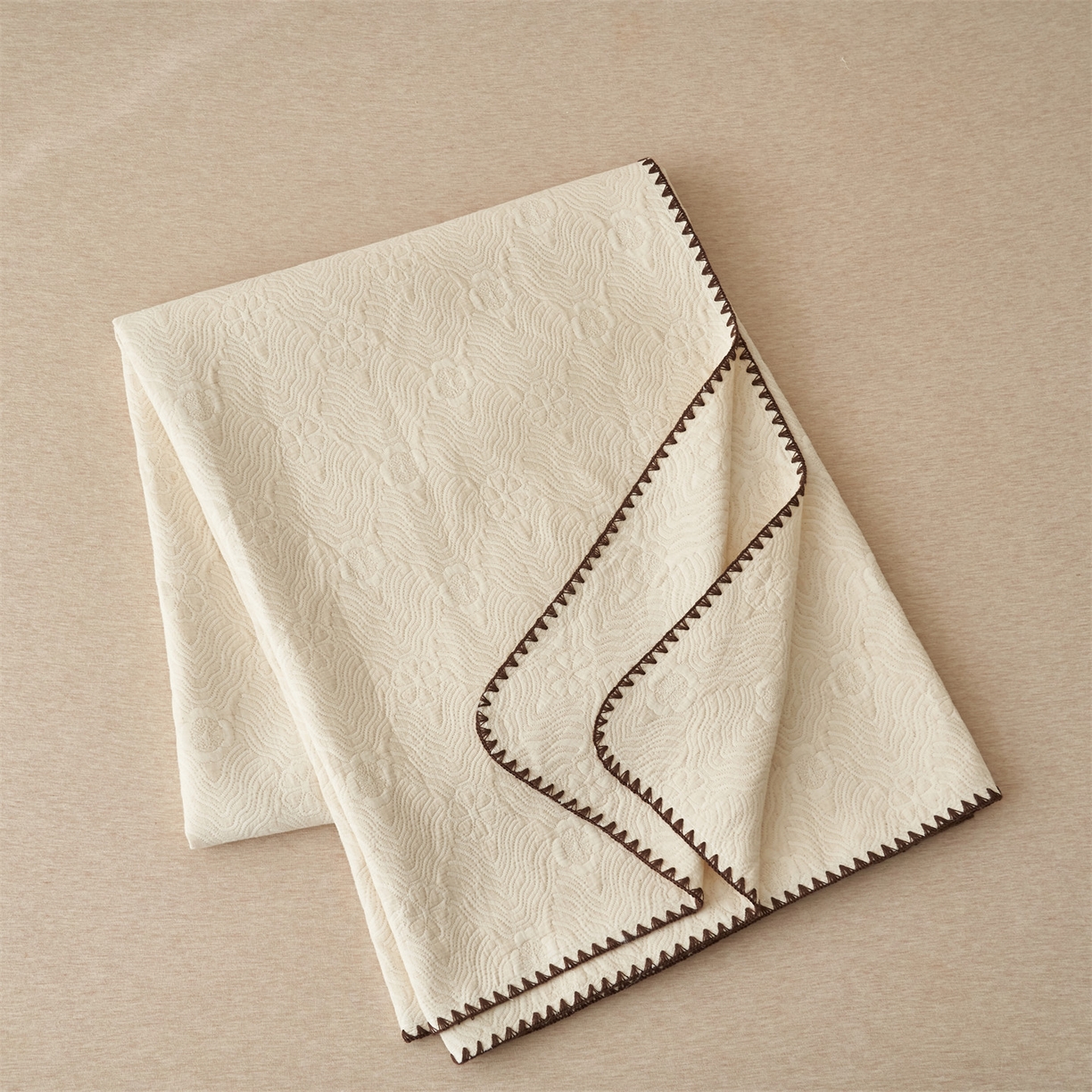 91家纺网 家纺一手货源 找家纺 金鹰 2025新款A类全棉棉麻毛多功能盖毯床盖床单 摩卡