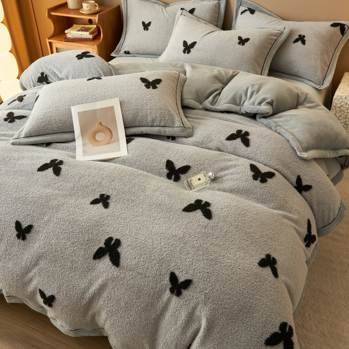 91家纺网 家纺一手货源 找家纺 金鹰 2025新款提花绒牛奶绒四件套 蝶舞轻裳