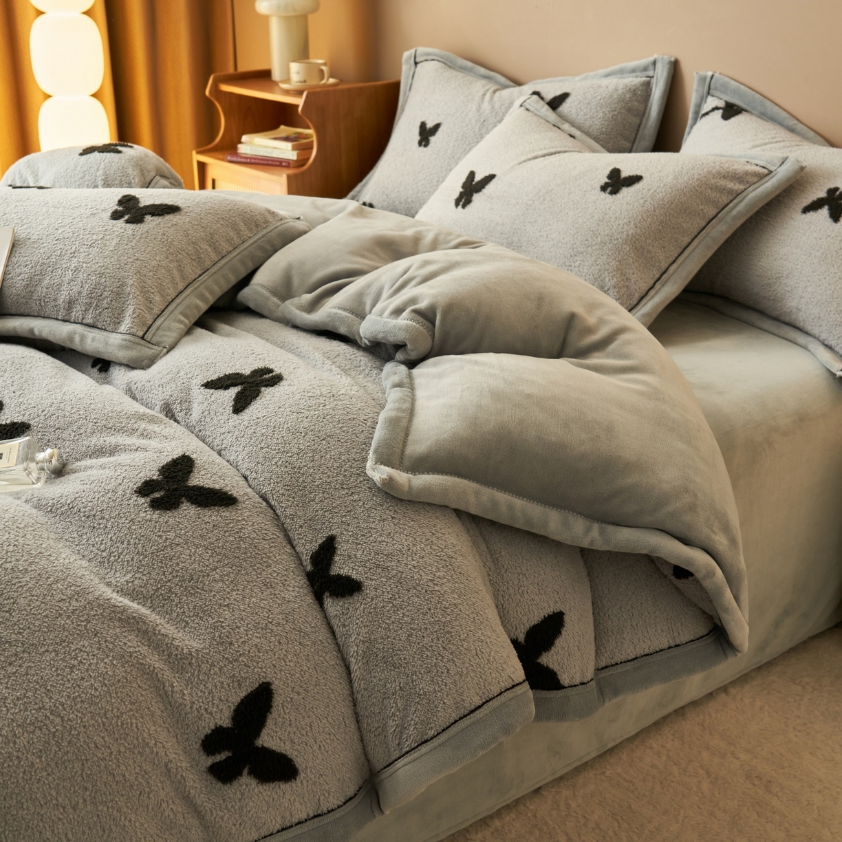 91家纺网 家纺一手货源 找家纺 金鹰 2025新款提花绒牛奶绒四件套 蝶舞轻裳