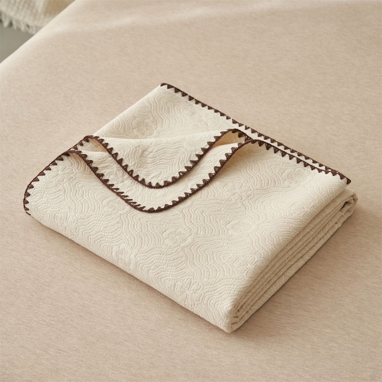 91家纺网 家纺一手货源 找家纺 金鹰 2025新款A类全棉棉麻毛多功能盖毯床盖床单 摩卡