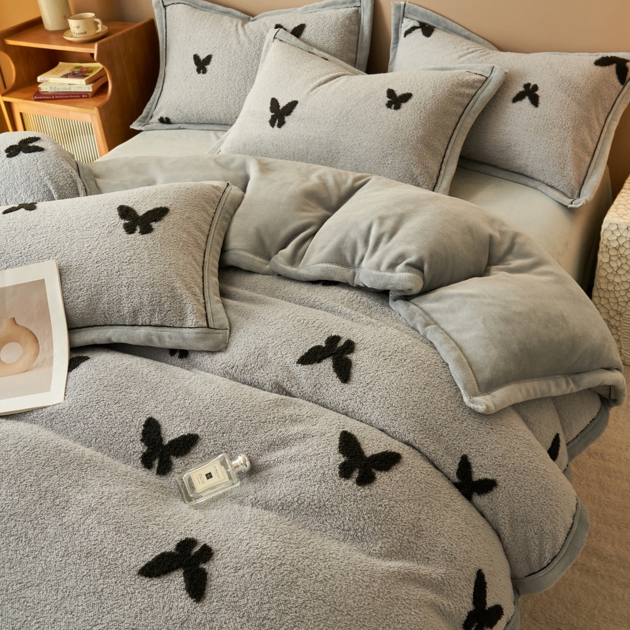 91家纺网 家纺一手货源 找家纺 金鹰 2025新款提花绒牛奶绒四件套 蝶舞轻裳