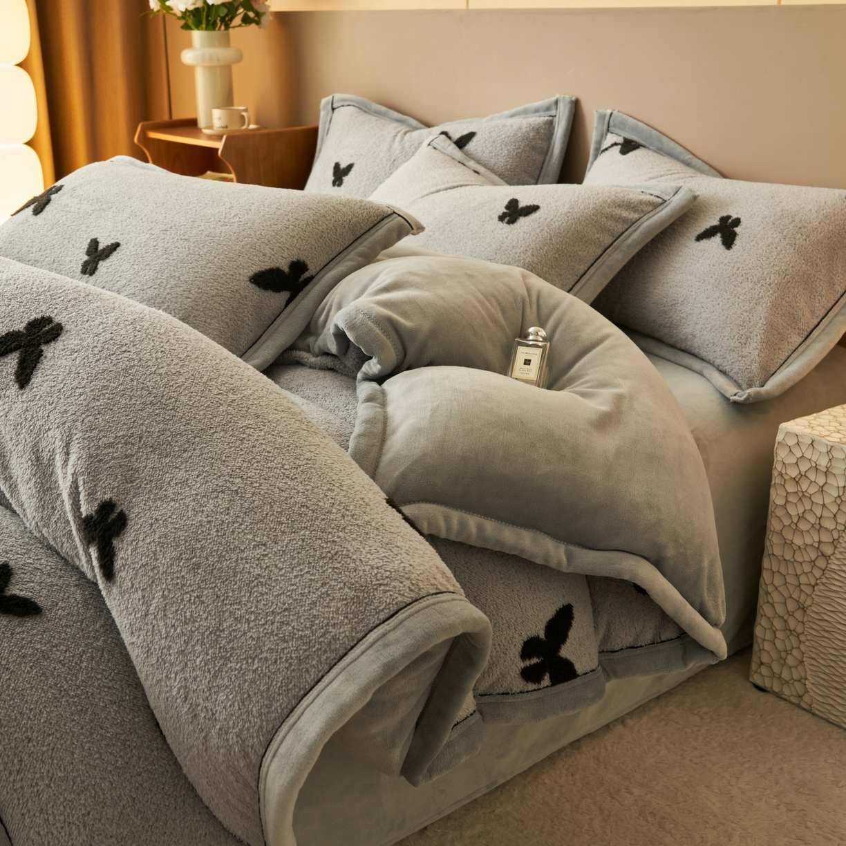 91家纺网 家纺一手货源 找家纺 金鹰 2025新款提花绒牛奶绒四件套 蝶舞轻裳