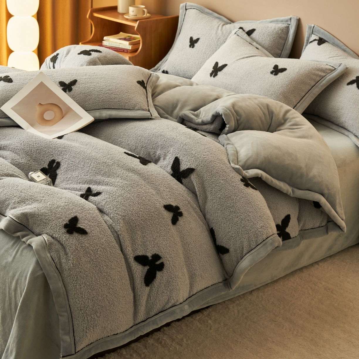 91家纺网 家纺一手货源 找家纺 金鹰 2025新款提花绒牛奶绒四件套 蝶舞轻裳