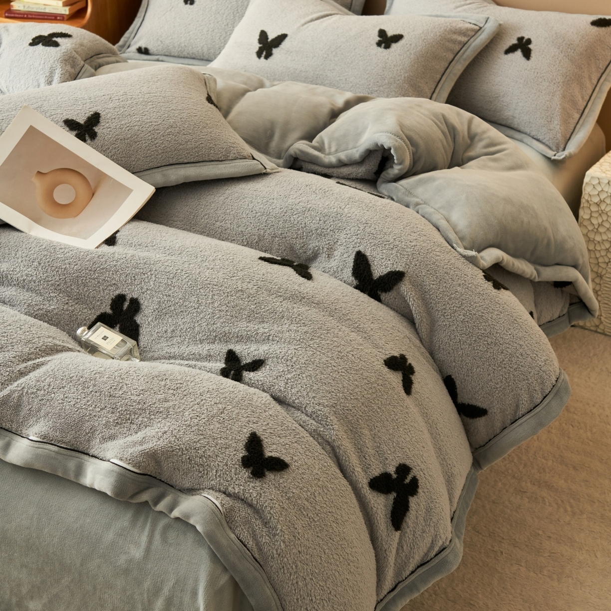 91家纺网 家纺一手货源 找家纺 金鹰 2025新款提花绒牛奶绒四件套 蝶舞轻裳