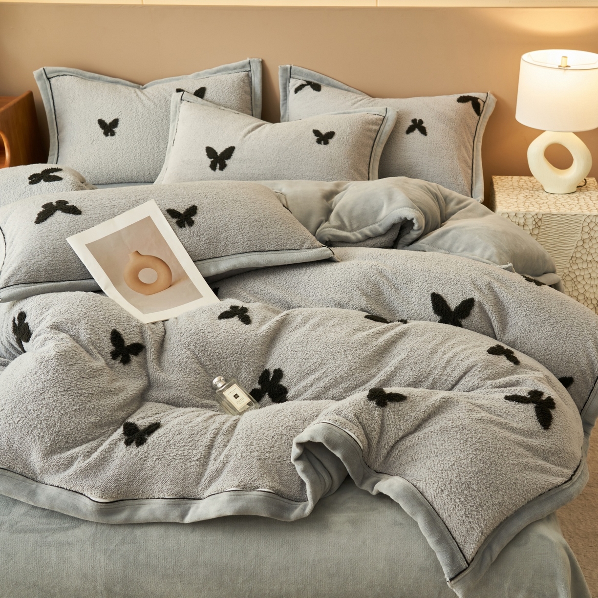 91家纺网 家纺一手货源 找家纺 金鹰 2025新款提花绒牛奶绒四件套 蝶舞轻裳