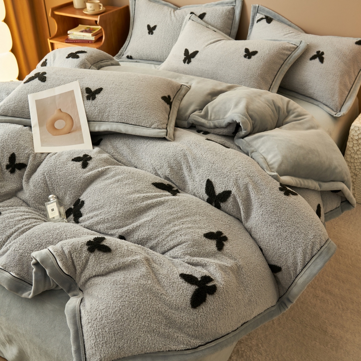 91家纺网 家纺一手货源 找家纺 金鹰 2025新款提花绒牛奶绒四件套 蝶舞轻裳