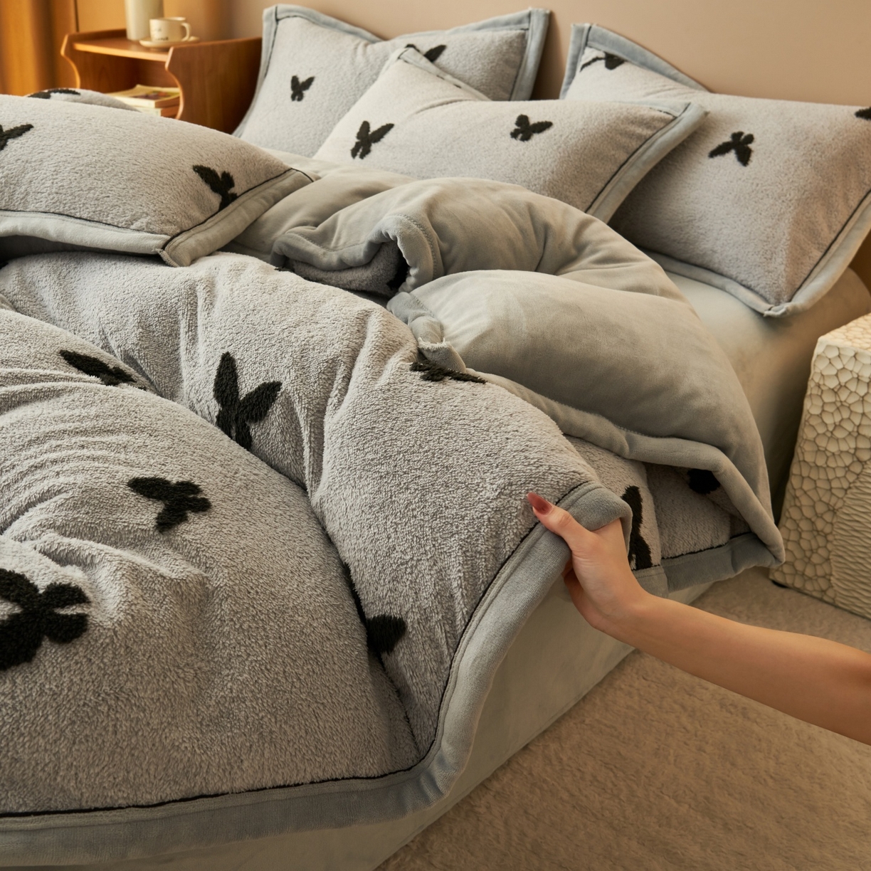 91家纺网 家纺一手货源 找家纺 金鹰 2025新款提花绒牛奶绒四件套 蝶舞轻裳