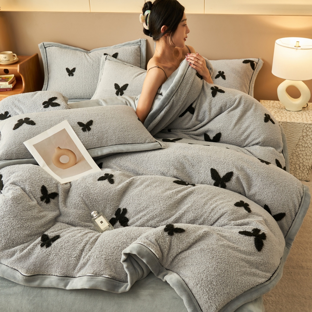 91家纺网 家纺一手货源 找家纺 金鹰 2025新款提花绒牛奶绒四件套 蝶舞轻裳