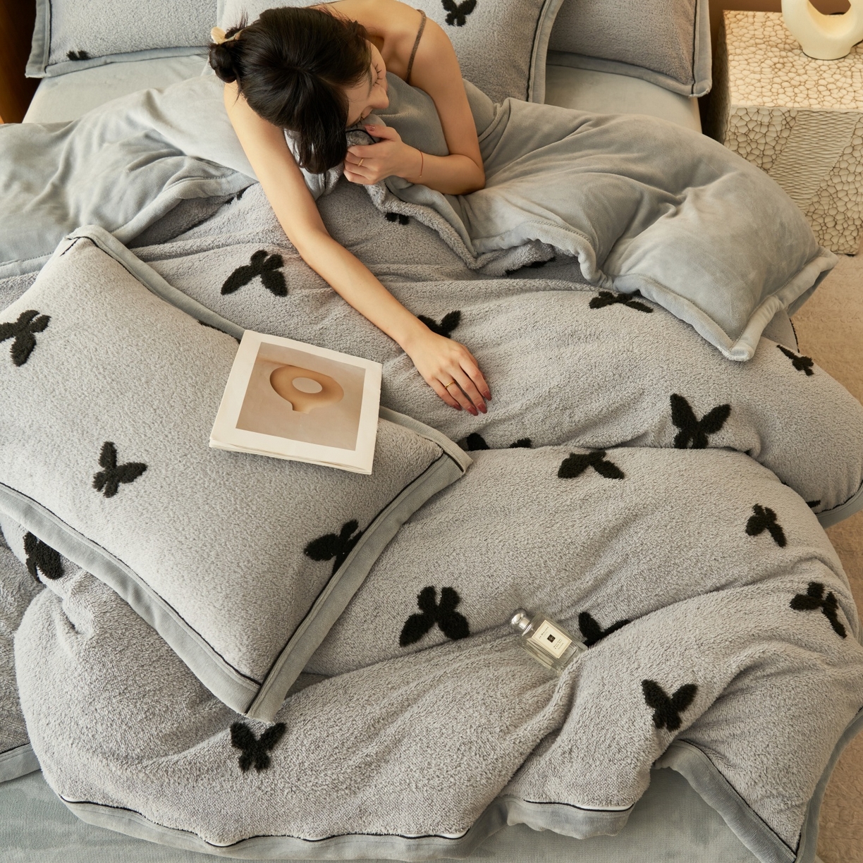 91家纺网 家纺一手货源 找家纺 金鹰 2025新款提花绒牛奶绒四件套 蝶舞轻裳