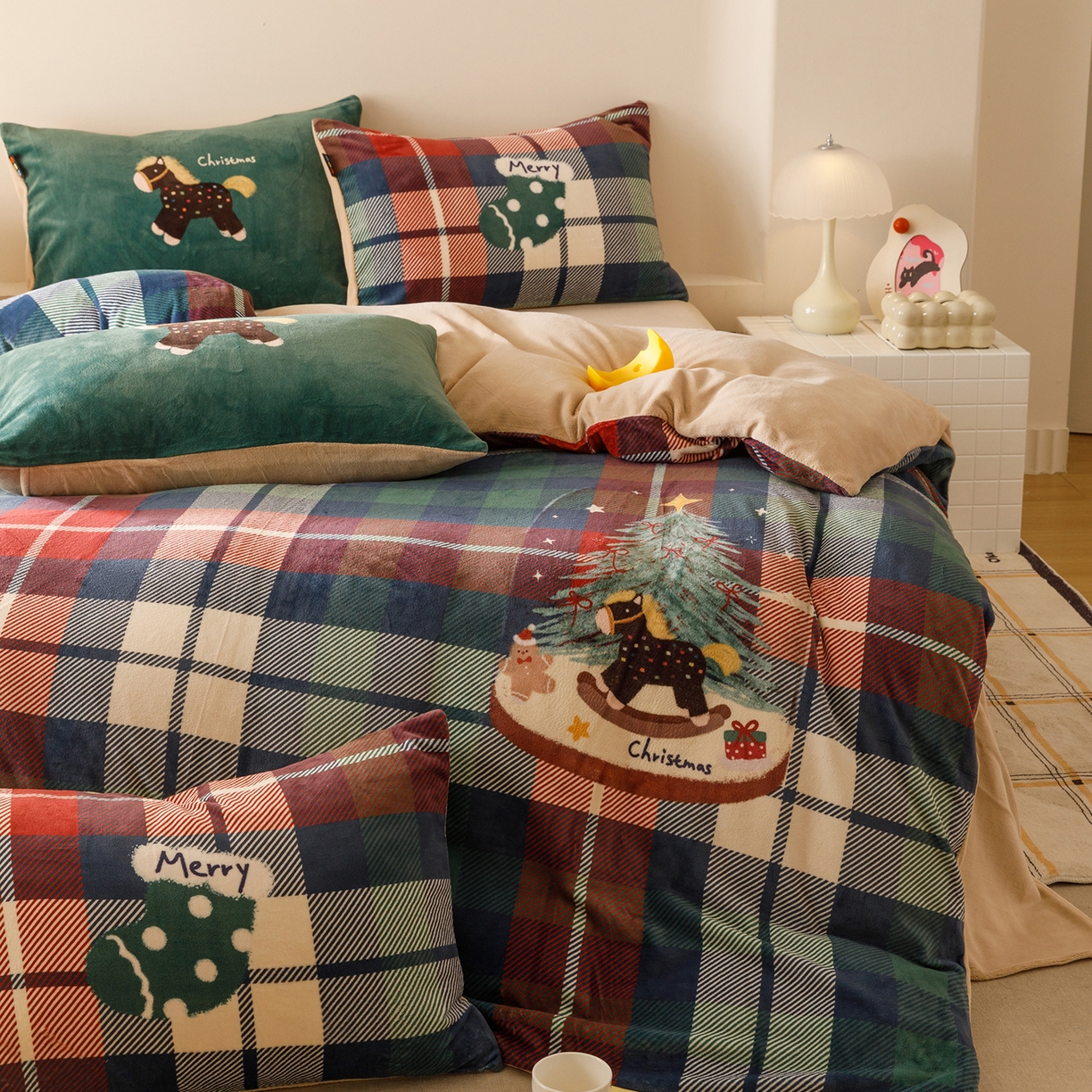 91家纺网 家纺一手货源 找家纺 RYB红黄兰 2025新款设计师原创牛奶绒大版数码印花四件套 圣诞小马