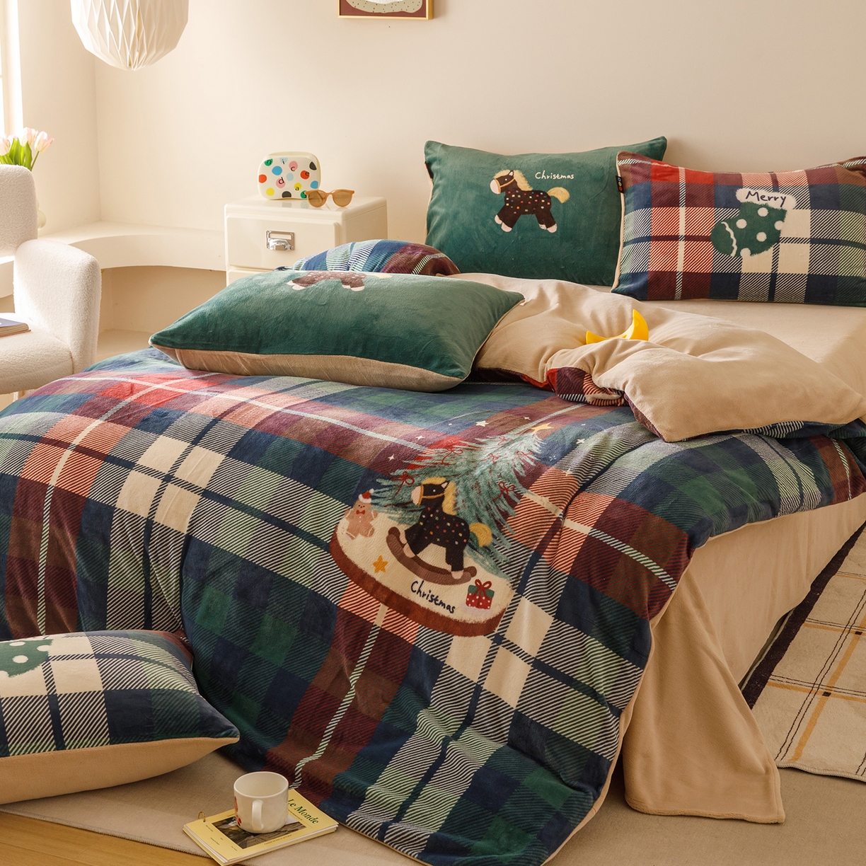 91家纺网 家纺一手货源 找家纺 RYB红黄兰 2025新款设计师原创牛奶绒大版数码印花四件套 圣诞小马