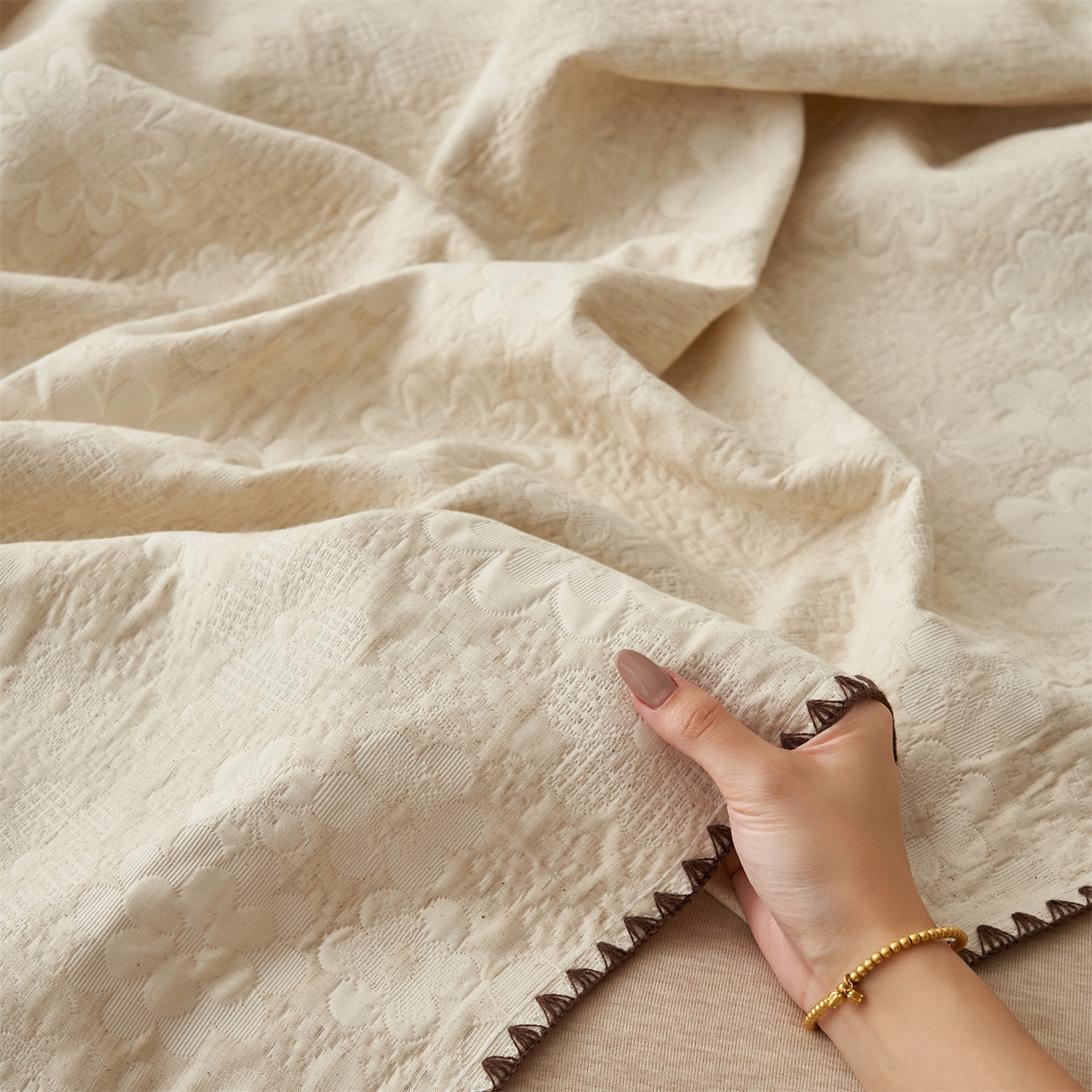 91家纺网 家纺一手货源 找家纺 金鹰 2025新款A类全棉棉麻毛多功能盖毯床盖床单 温婉花语