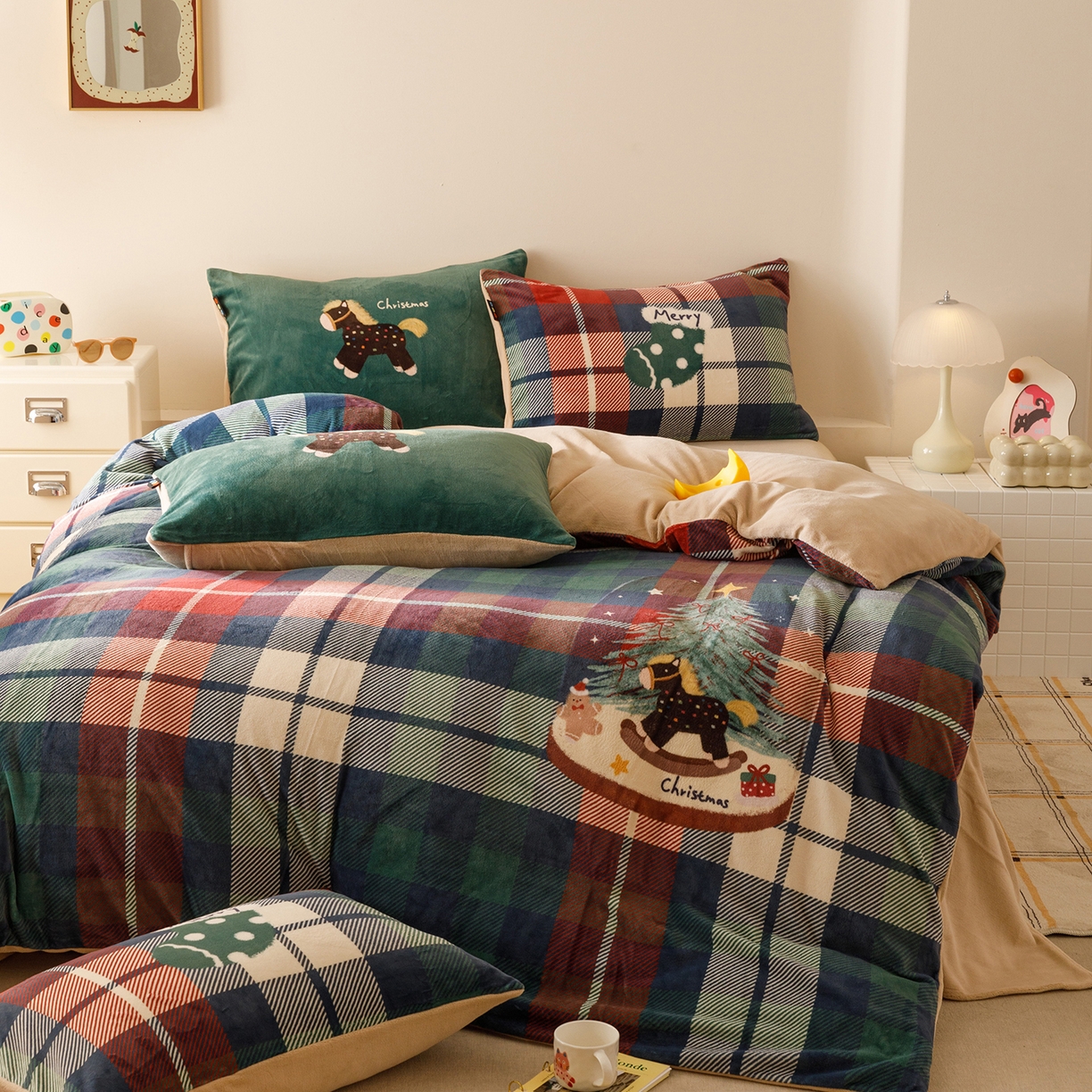 91家纺网 家纺一手货源 找家纺 RYB红黄兰 2025新款设计师原创牛奶绒大版数码印花四件套 圣诞小马